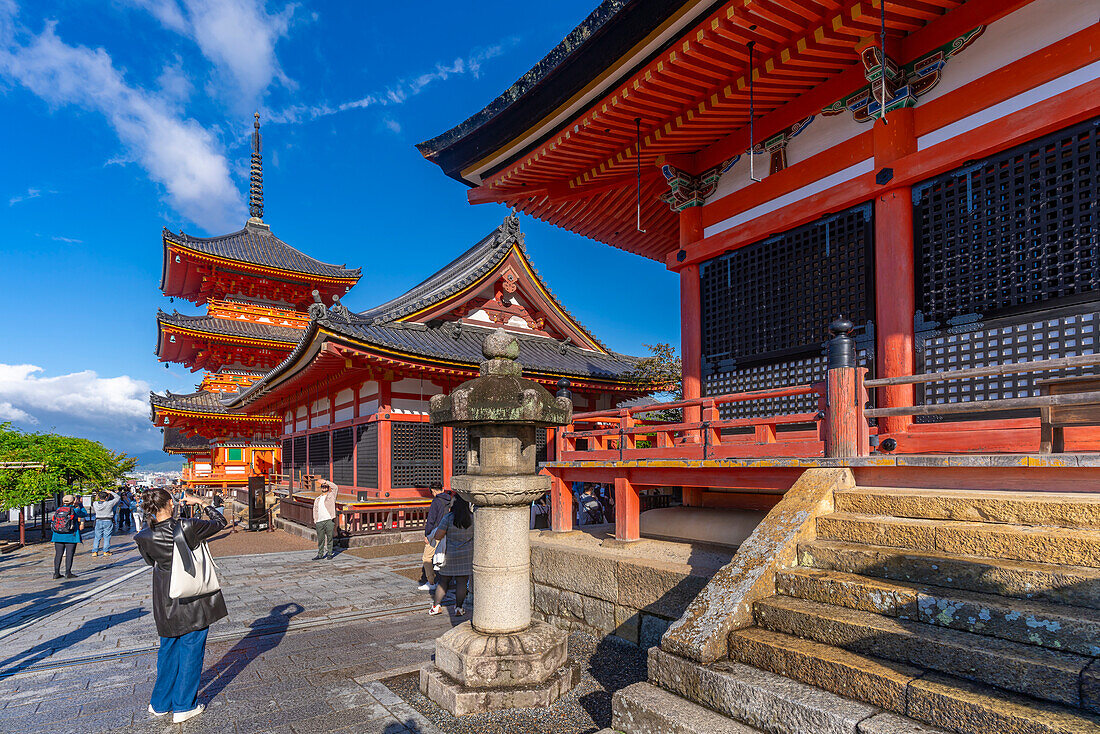 View of Kiyomizu-dera Sanjunoto (Three Story Pagoda) at Kiyomizu-dera Temple, UNESCO, Kiyomizu, Higashiyama-ku, Kyoto, Honshu, Japan