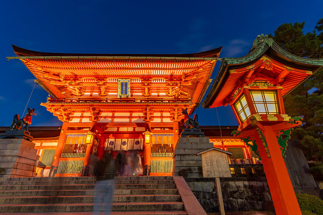 Blick auf den Fushimi-Inari-Schrein in Kyoto in der Abenddämmerung, Fukakusa Yabunouchicho, Bezirk Fushimi, Kyoto, Honshu, Japan