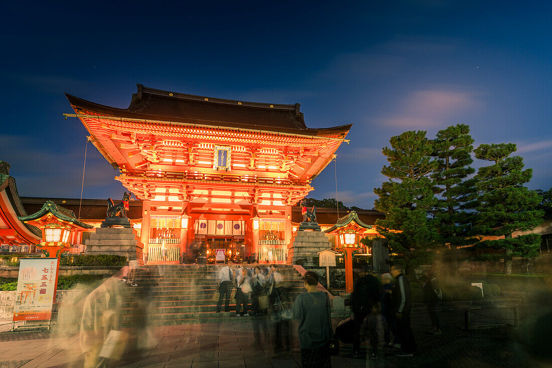 Blick auf den Fushimi-Inari-Schrein in Kyoto in der Abenddämmerung, Fukakusa Yabunouchicho, Bezirk Fushimi, Kyoto, Honshu, Japan