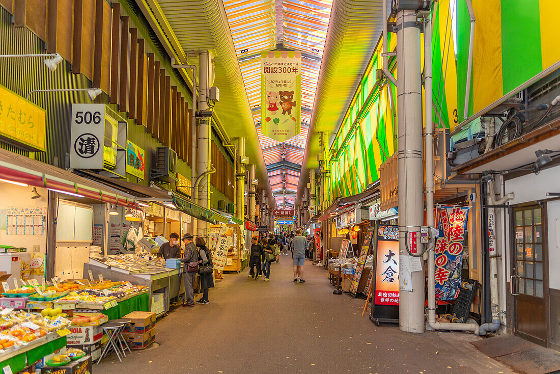 View of stalls and shop in Omicho Market, Kanazawa City, Ishikawa Prefecture, Honshu, Japan