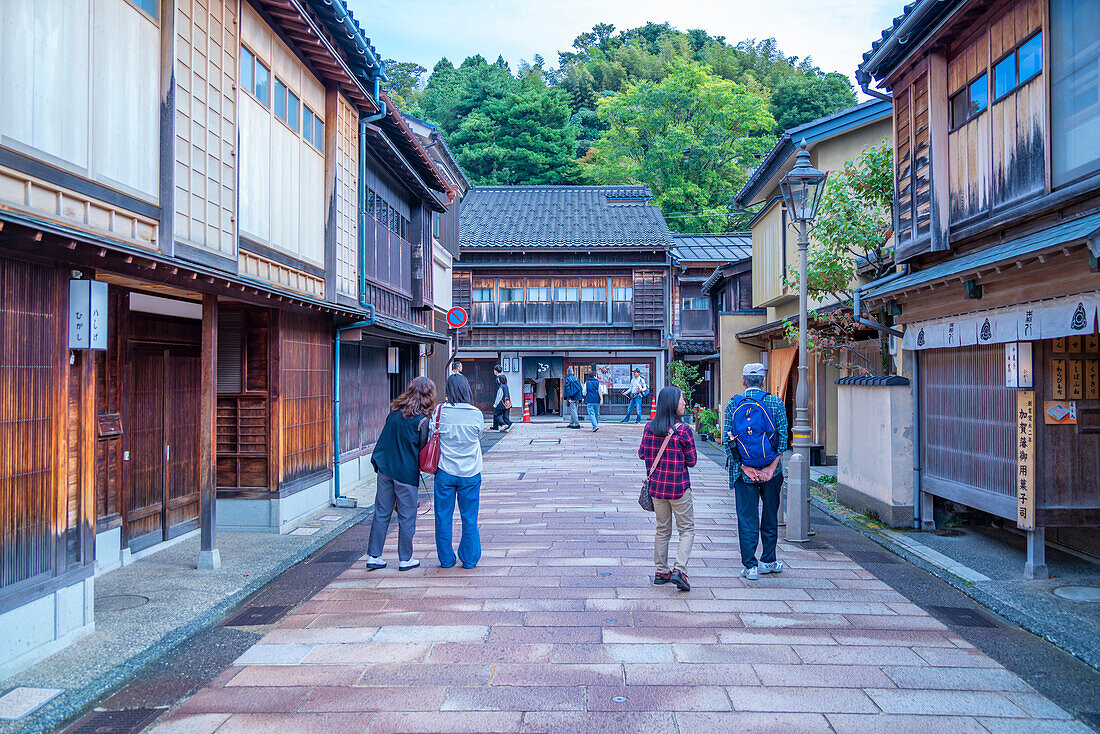 Blick auf traditionelle Gebäude aus dunklem Holz im Bezirk Higashi Chaya, Stadt Kanazawa, Präfektur Ishikawa, Honshu, Japan