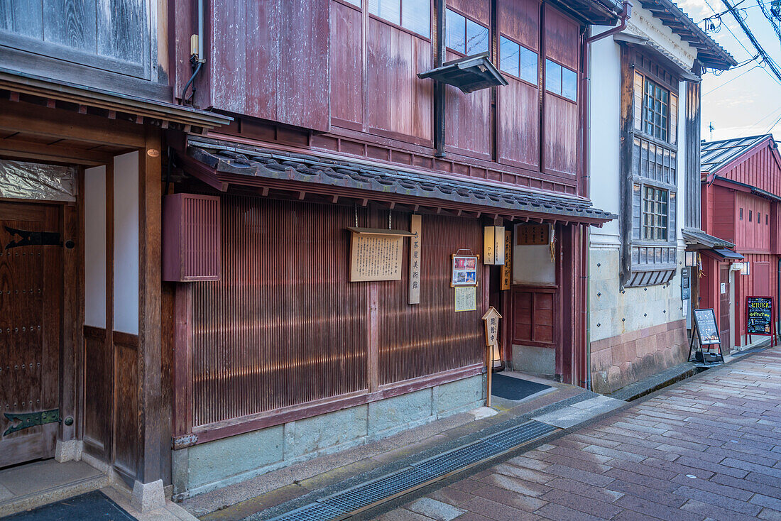 Blick auf ein traditionelles Gebäude aus dunklem Holz im Bezirk Higashi Chaya, Stadt Kanazawa, Präfektur Ishikawa, Honshu, Japan