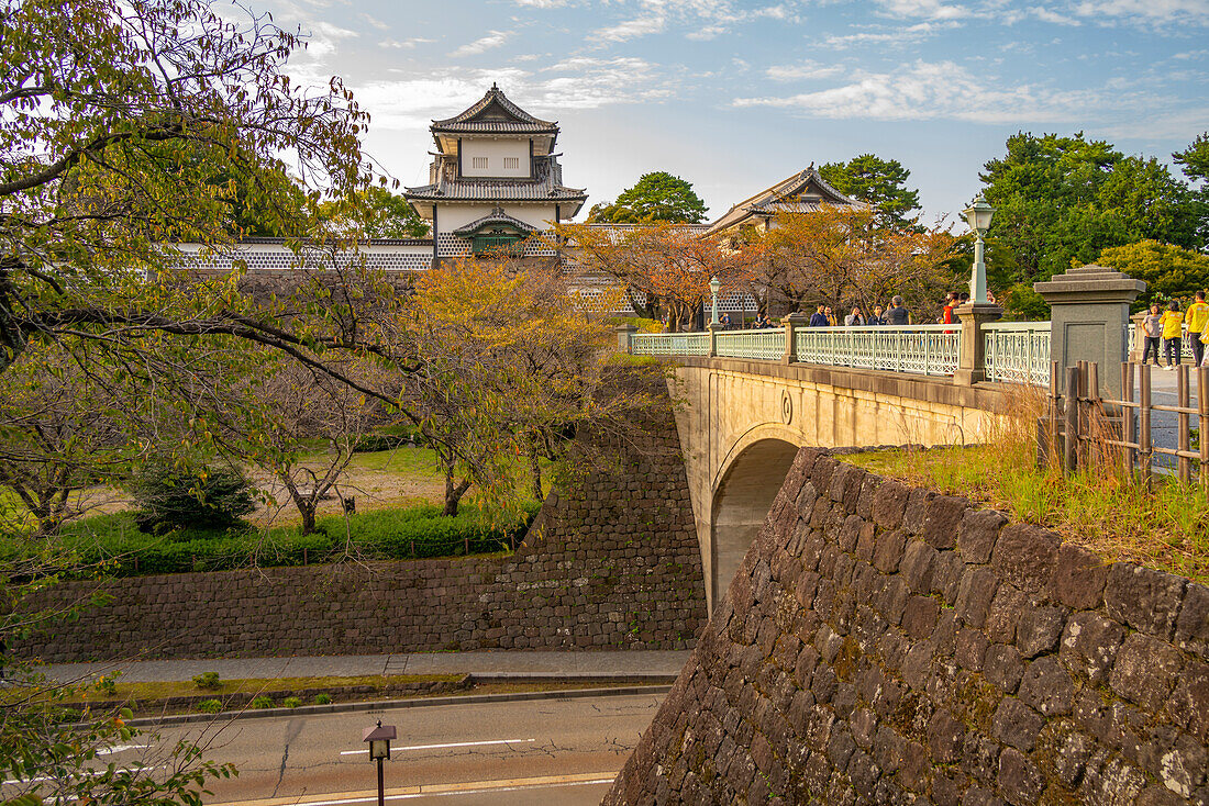 Blick auf das Nezumita-mon-Tor, Eingang zum Kanazawa-Schloss und -Park, Kanazawa-Stadt, Präfektur Ishikawa, Honshu, Japan