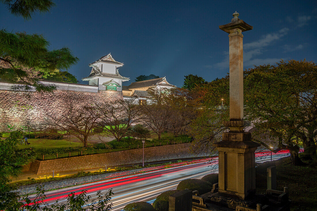 Blick auf das Nezumita-mon-Tor, Eingang zu Schloss und Park von Kanazawa in der Abenddämmerung, Stadt Kanazawa, Präfektur Ishikawa, Honshu, Japan