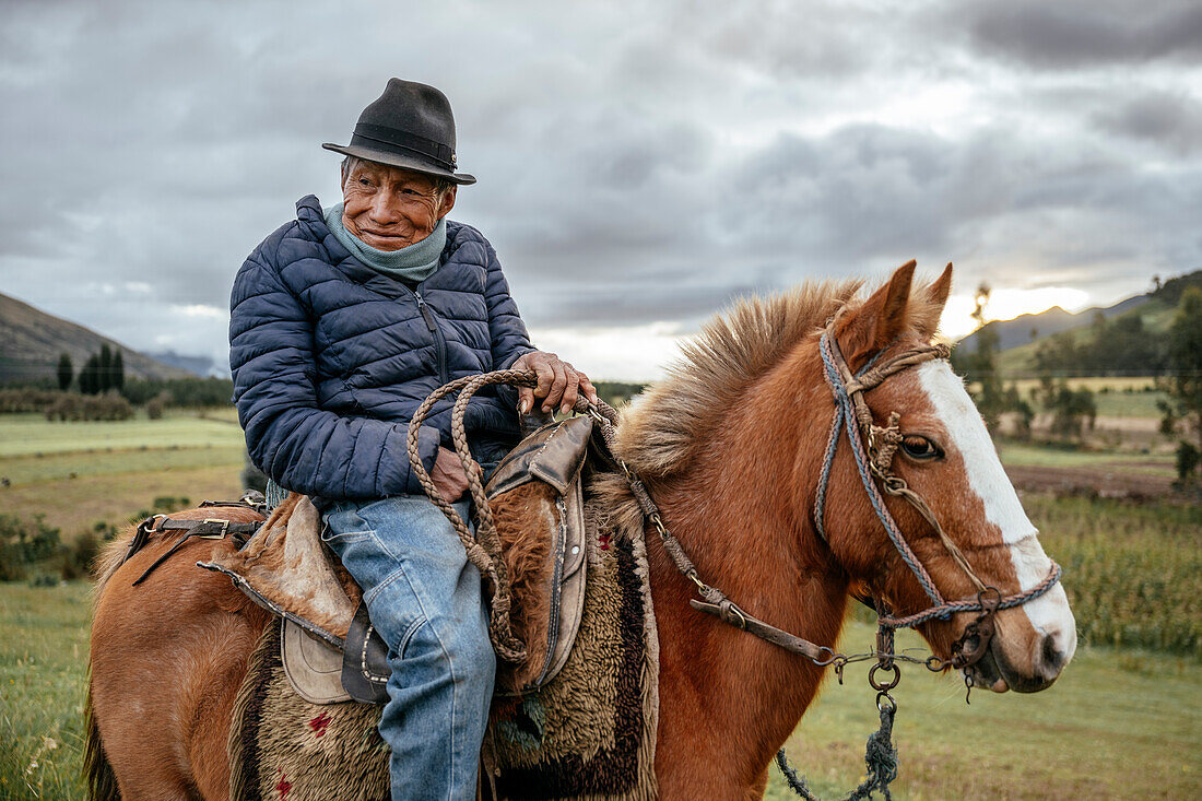 Antonio auf dem Pferd, Fest des Lichts (Inti Raymi Fest) Gemeinde Cochas, Parochie Angochagua, Provinz Imbabura, Ecuador