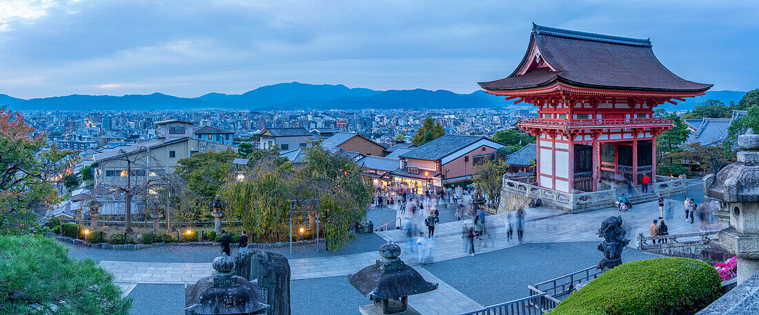 Blick auf Kyoto und das Kiyomizu-dera Niomon-Tor am Kiyomizu-dera-Tempel bei Sonnenuntergang, Kiyomizu, Bezirk Higashiyama, Kyoto, Honshu, Japan