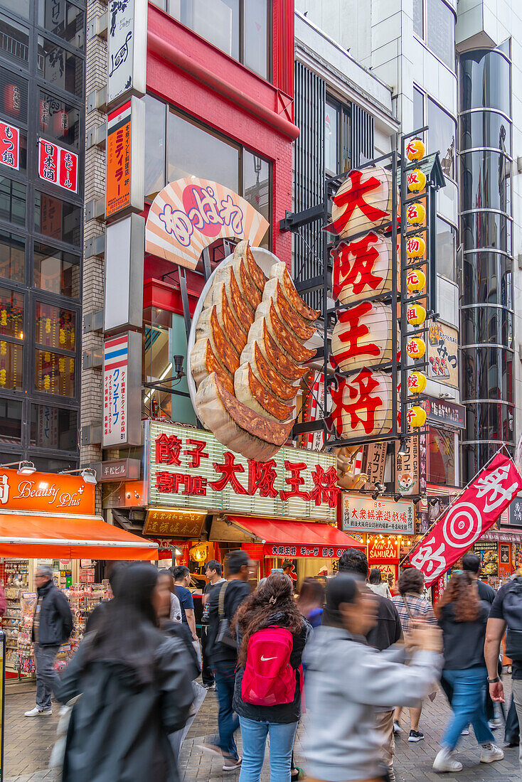 Blick auf bunte Fassaden von Restaurants in Dotonbori, pulsierendes Vergnügungsviertel in Flussnähe, Osaka, Honshu, Japan