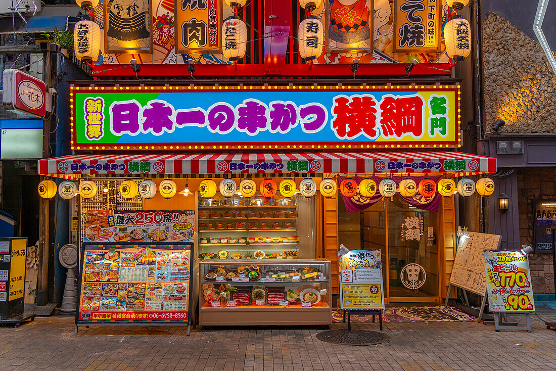 Blick auf die bunte Fassade eines Geschäfts in Dotonbori, einem pulsierenden Vergnügungsviertel in der Nähe des Flusses, Osaka, Honshu, Japan