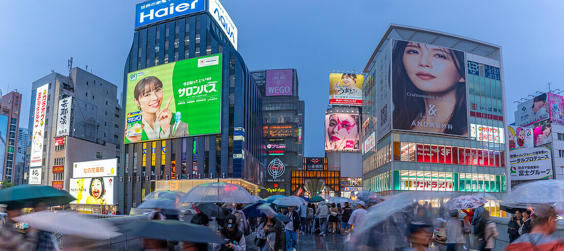 Blick auf bunte Werbeplakate in Dotonbori, pulsierendes Vergnügungsviertel am Fluss in der Abenddämmerung, Osaka, Honshu, Japan