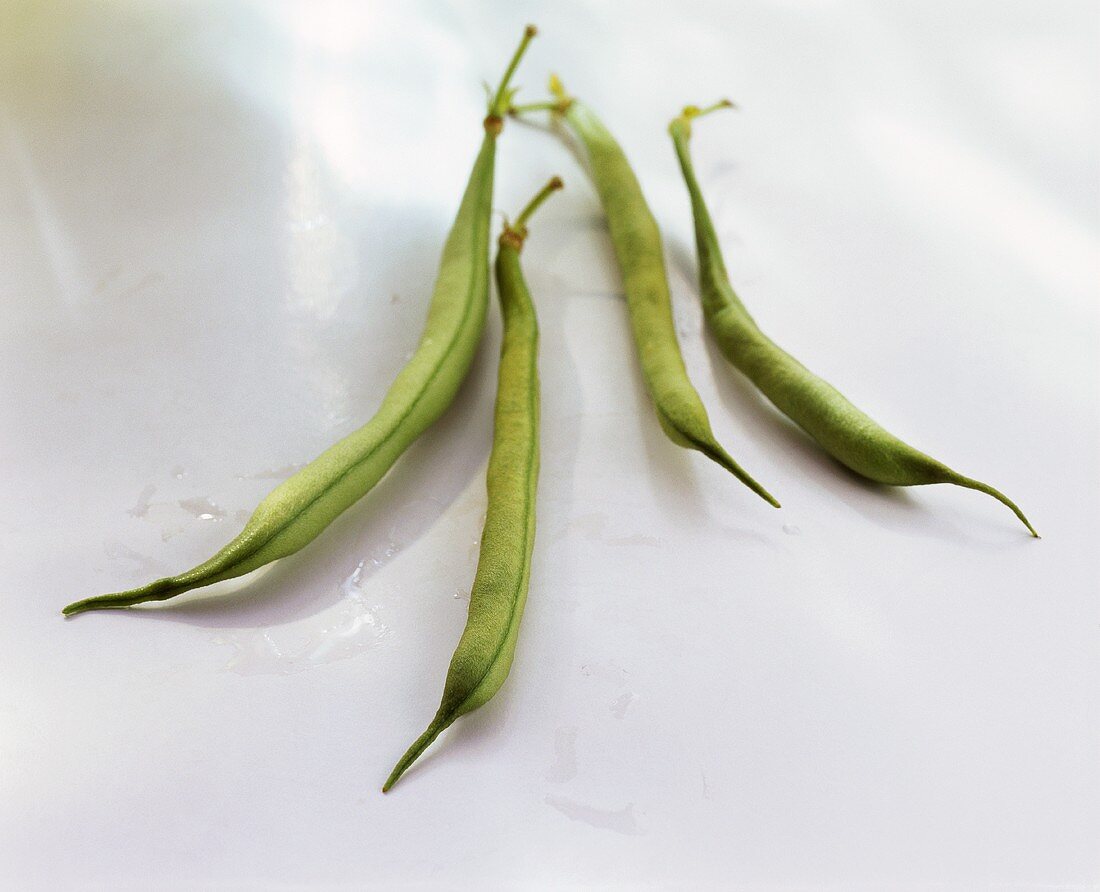 Four green beans (French beans)