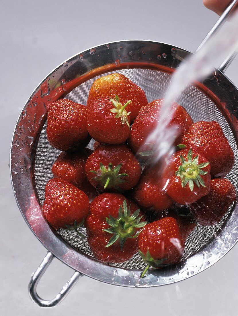Erdbeeren im Sieb waschen