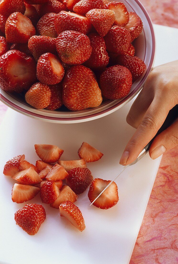 Erdbeeren mit Messer kleinschneiden
