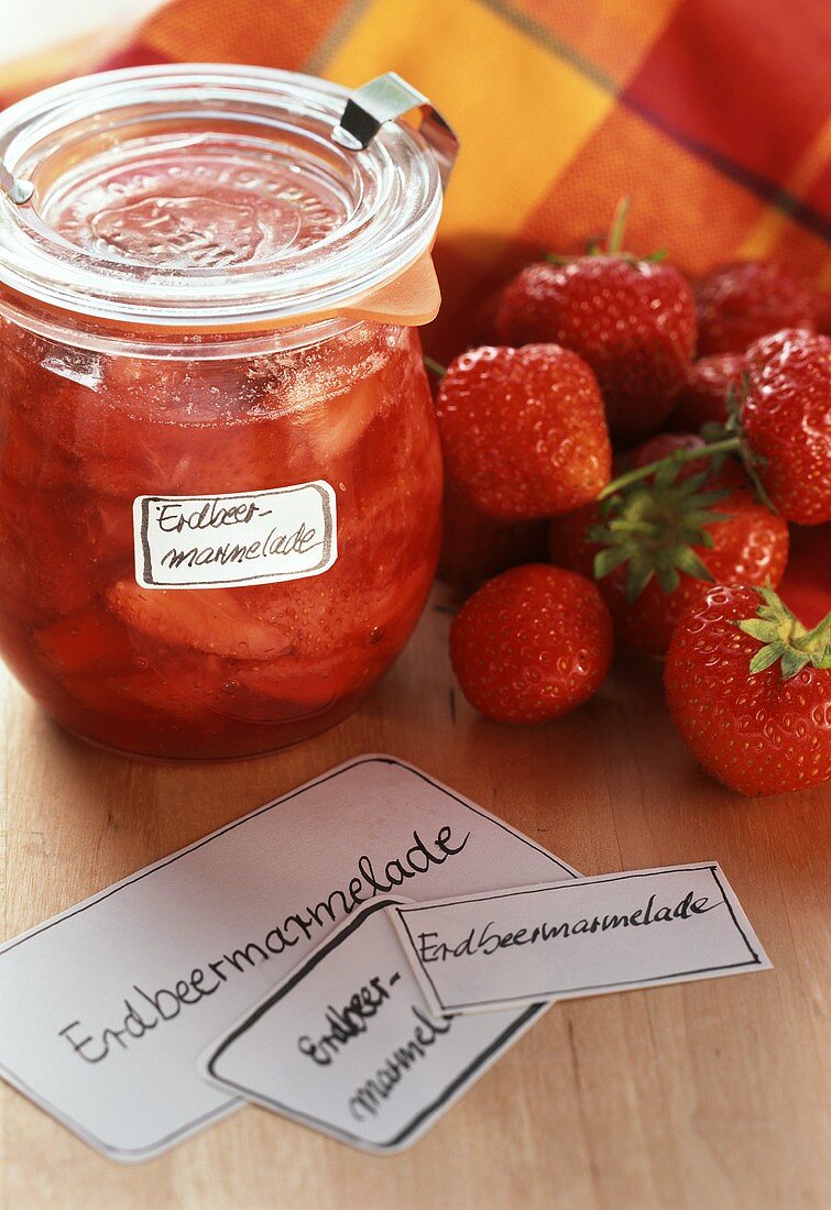 Ein Glas Erdbeermarmelade mit Etikett
