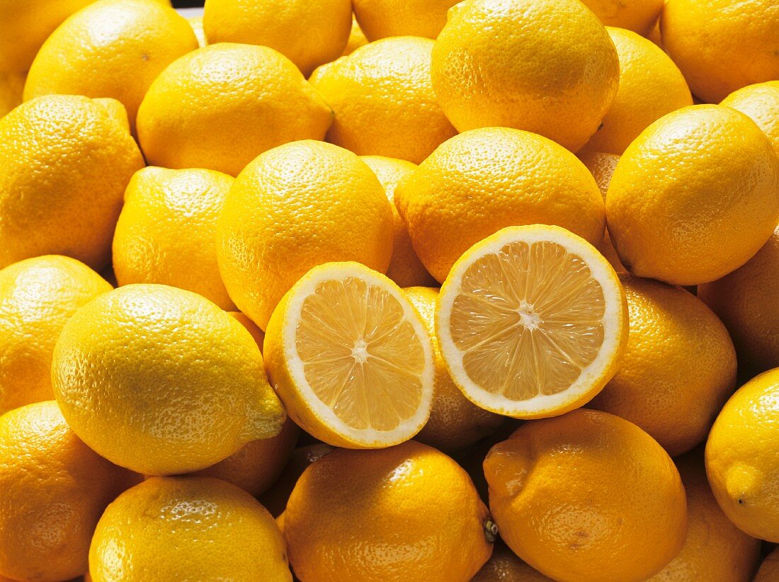 Viele Zitronen und zwei Zitronenhälften (Ausschnitt)