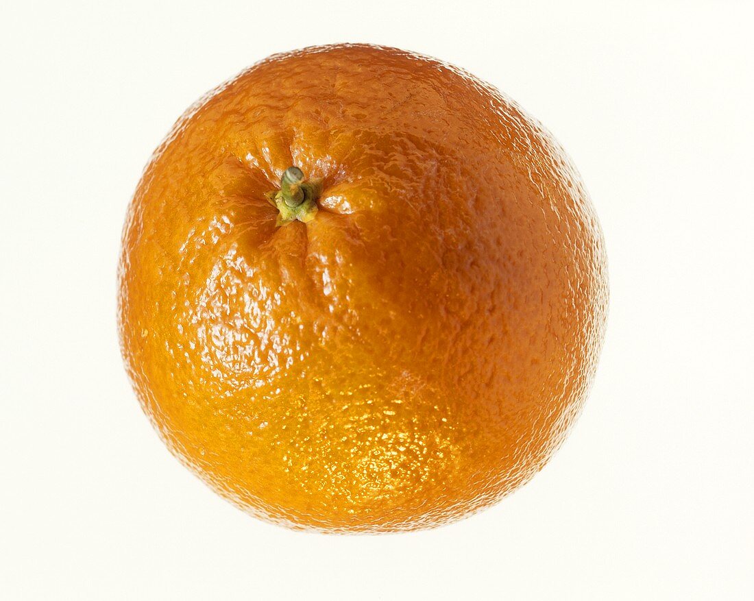 Eine Orange auf weißem Untergrund