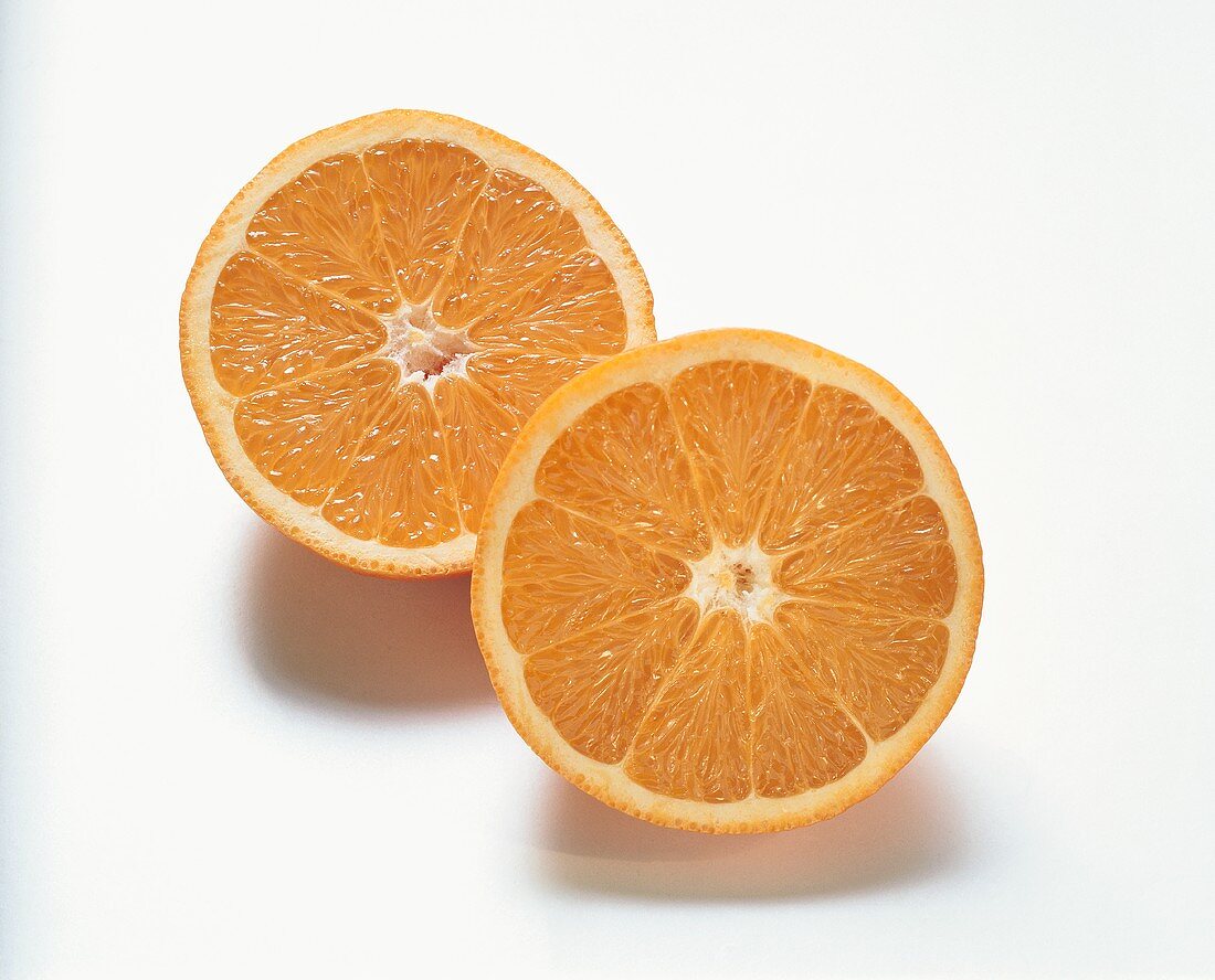 Zwei Orangenhälften auf weißem Untergrund