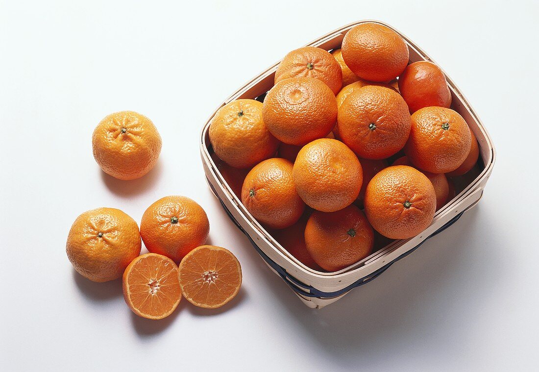 Mandarinen im Spankorb und daneben