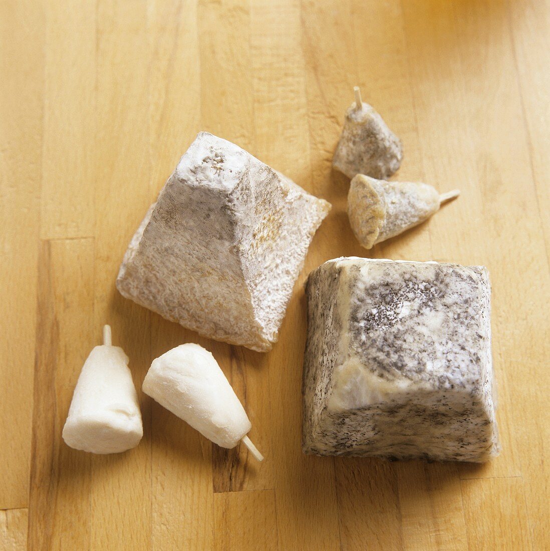 Ziegenkäsepyramiden und Ziegenkäsebirnen (Bouton D OC) (cendré und blanc)