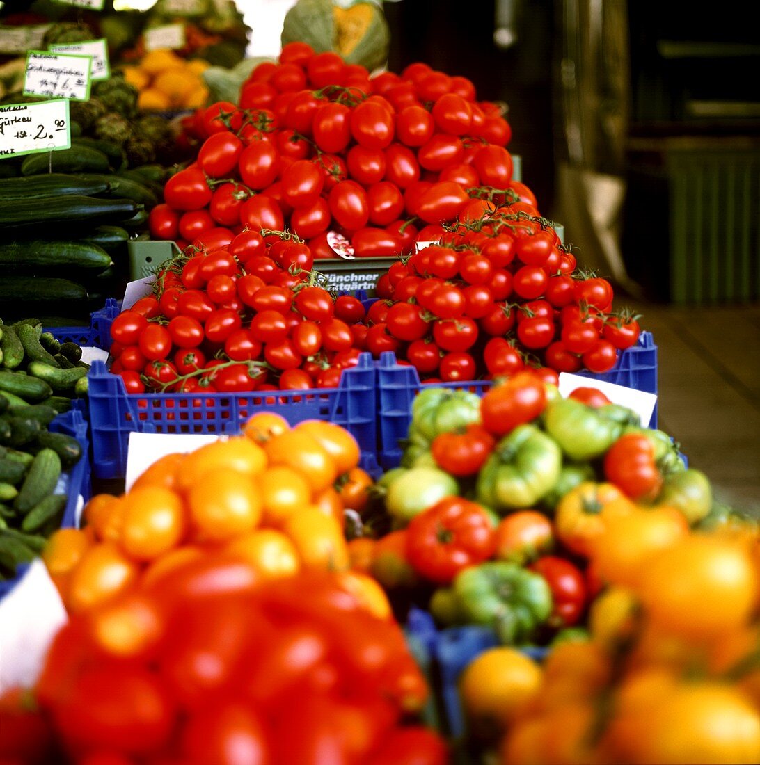 Paprikaschoten und Tomaten auf einem Marktstand