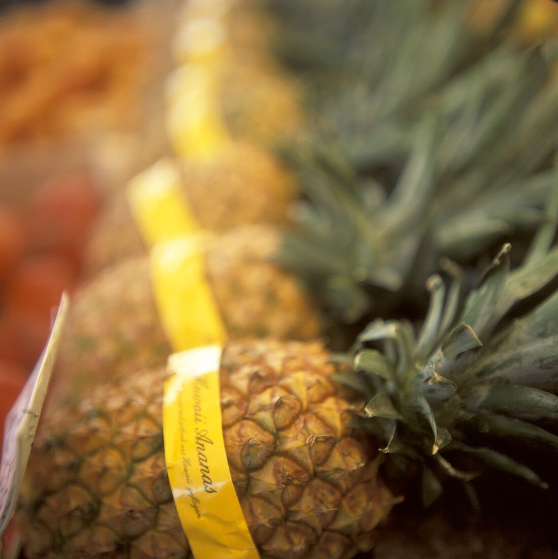 Grosse Hawaii-Ananas in einer Reihe auf einem Marktstand