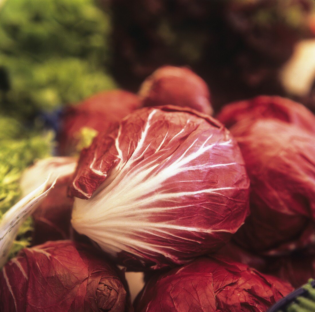 Radicchio vor anderen Salatsorten auf einem Marktstand