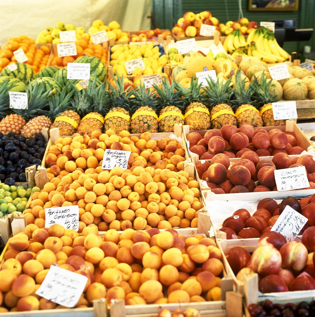 Aprikosen, Pfirsiche, Ananas etc. auf einem Marktstand