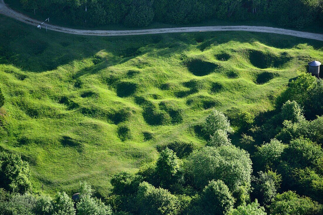 Frankreich, Maas, Vaux devant Damloup, Fort Vaux, Symbol des Heldentums der Soldaten der Zitadelle von Verdun wurde während der Schlacht von Verdun ständig beschossen (Luftaufnahme)