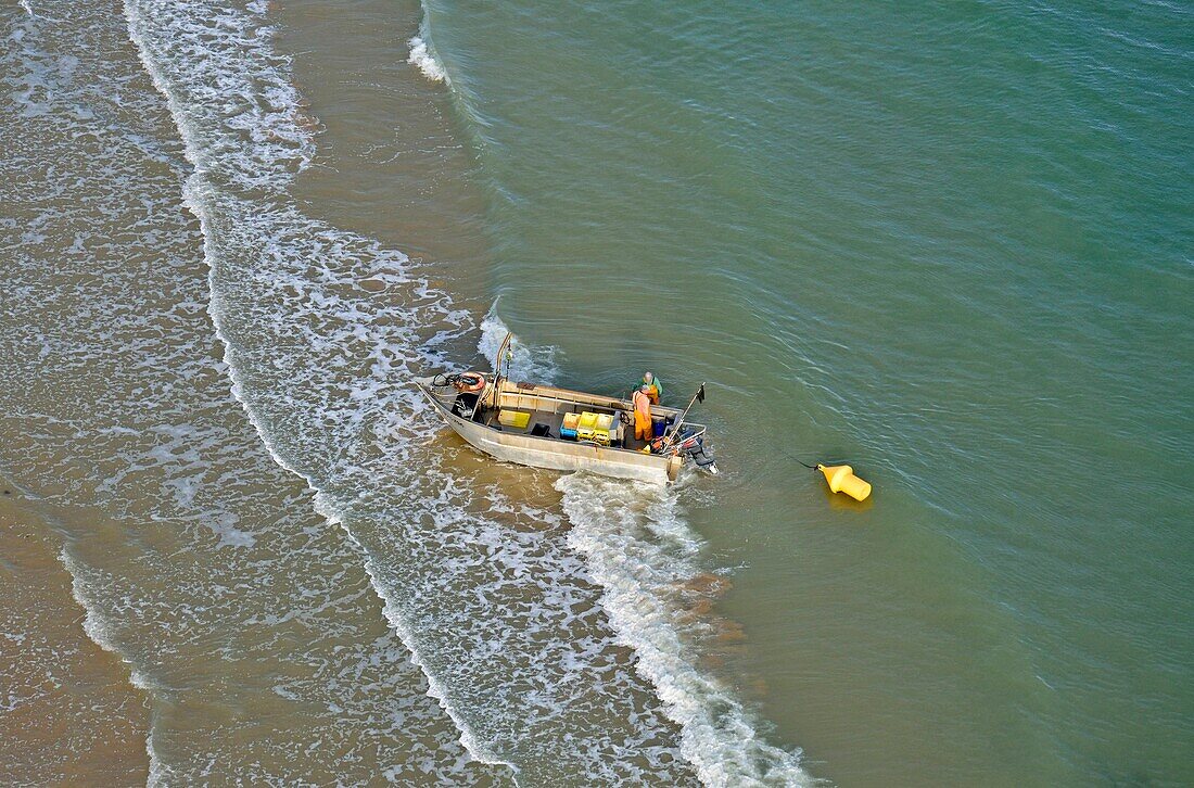 France, Calvados, Arromanches les Bains, fishermen on the beach (aerial view)