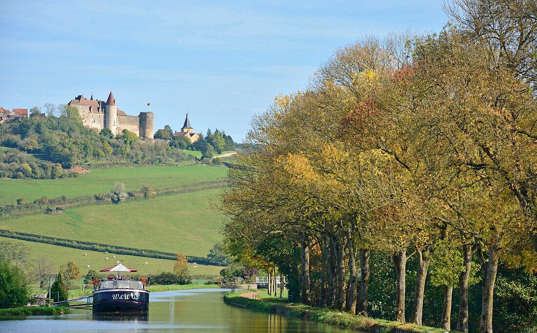 Frankreich, Cote d'Or, Lastkähne am Ufer des Burgunderkanals, Chateauneuf en Auxois