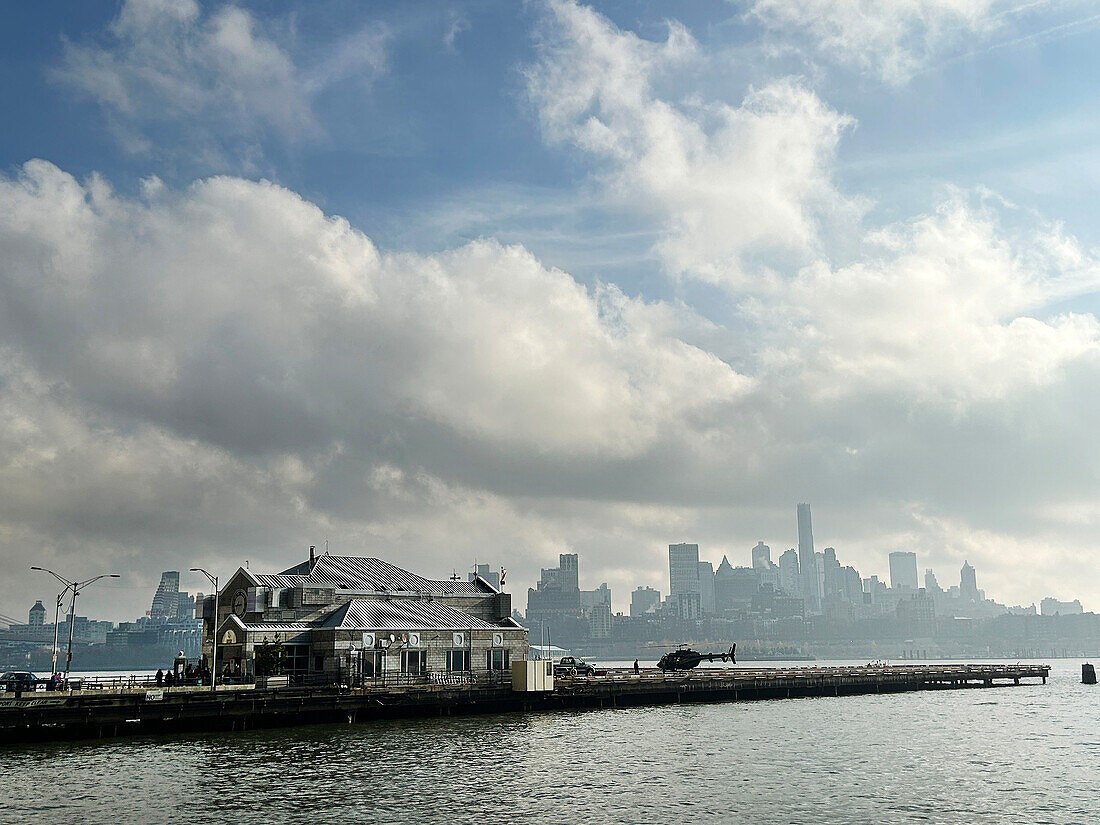 Downtown Manhattan Heliport mit der Skyline von Brooklyn im Hintergrund, New York City, New York, USA