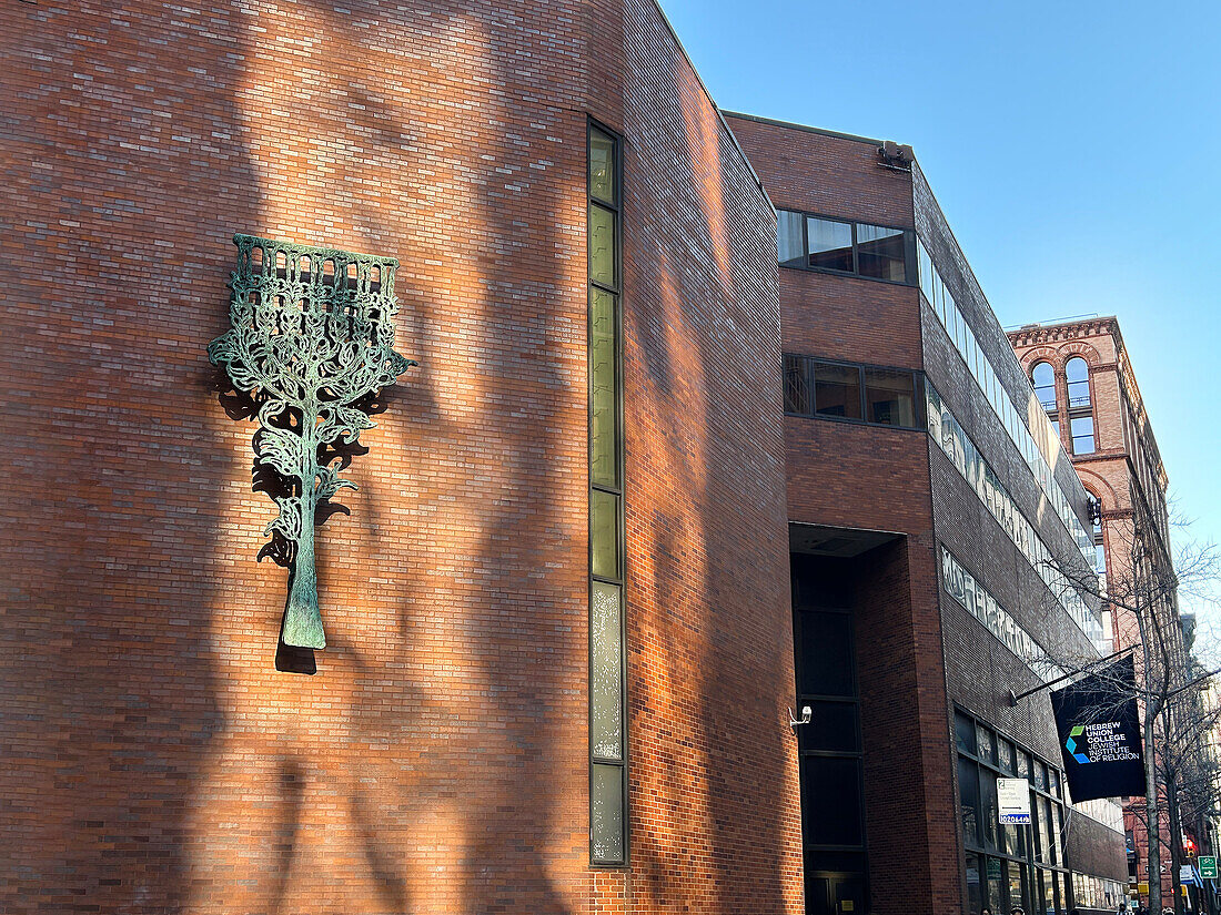 Hebrew Union College - Jüdisches Religionsinstitut, Gebäudeaußenseite mit bronzener Hanukkiah-Skulptur, Greenwich Village, New York City, New York, USA