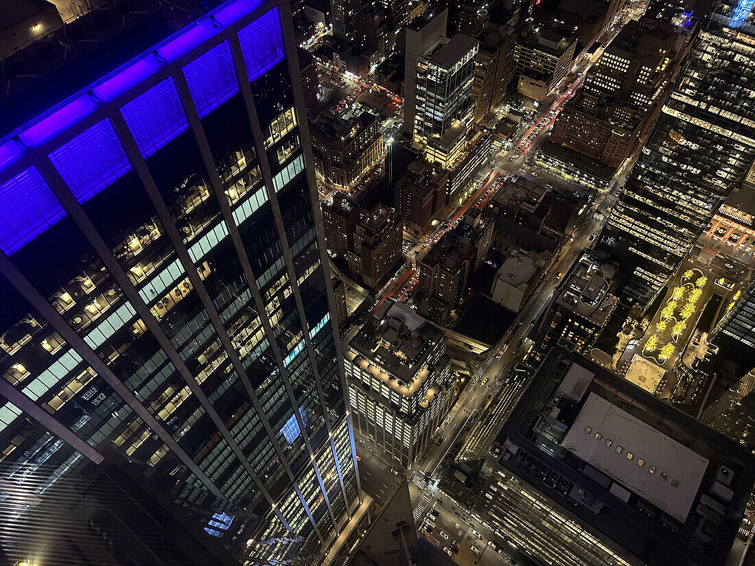 Blick aus hohem Winkel auf ein nächtliches Straßennetz, New York City, New York, USA