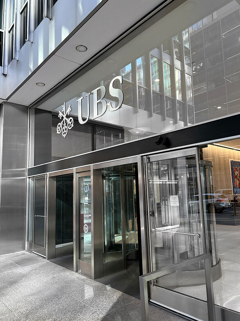 UBS Group AB, Gebäudeeingang, 1285 Avenue of the Americas, New York City, New York, USA