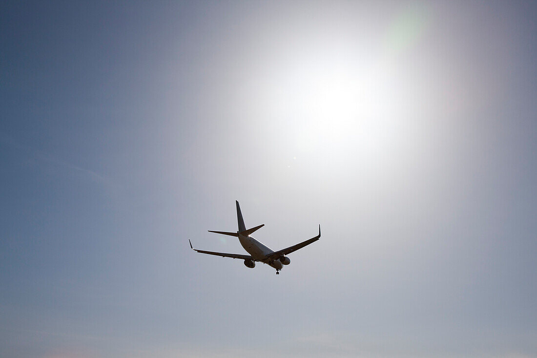 Rückansicht eines Verkehrsflugzeugs mit Sonnenblendung