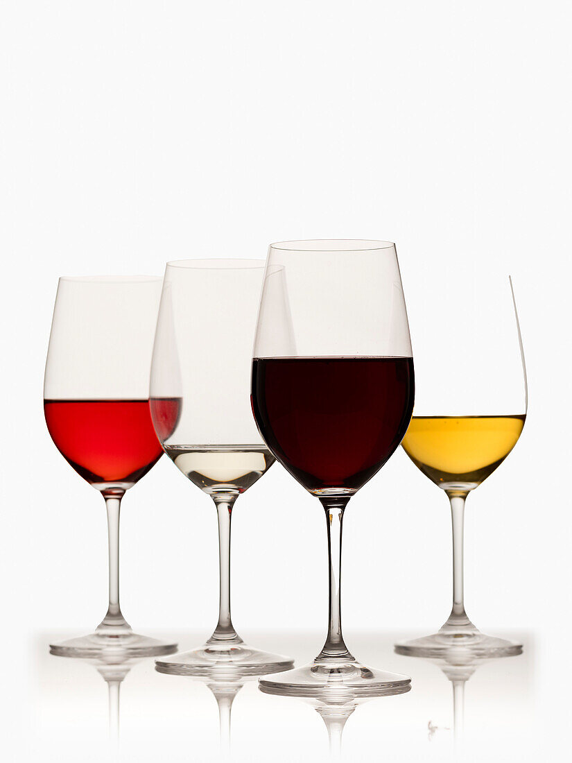 Gläser mit Rot-, Weiß- und Roséwein auf weißem Hintergrund