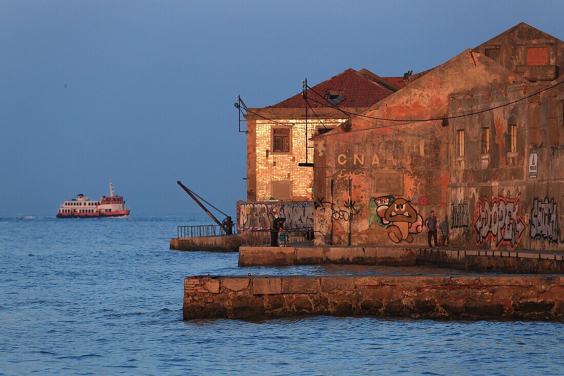 Portugal, Lissabon, Almada, am Ponto Final am Südufer des Tejo, Straßenkunst am Ufer des Tejo