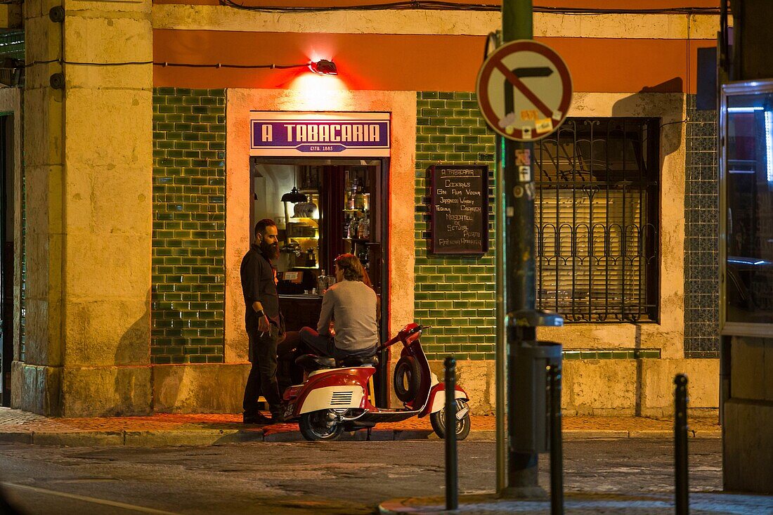 Portugal, Lissabon, Stadtteil Bica, Bar A Tabacaria, Straße Carvalho