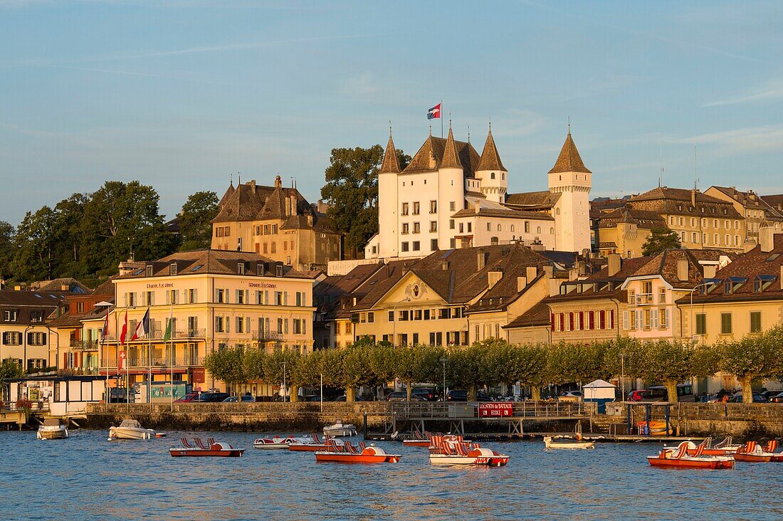 Schweiz, Genfersee, die Stadt Nyon, der Hafen und das Schloss bei Sonnenaufgang