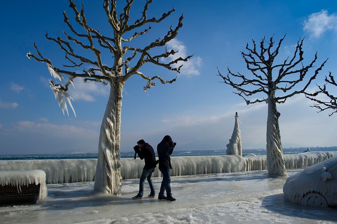 Switzerland, Canton of Vaud, Versoix, the shores of Lake Geneva in very cold weather, two photographers feast on extreme weather conditions