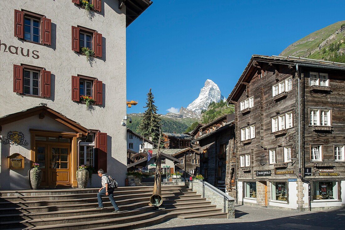 Schweiz, Wallis, Zermatt im Dorf, der Rathausplatz und das Matterhorn