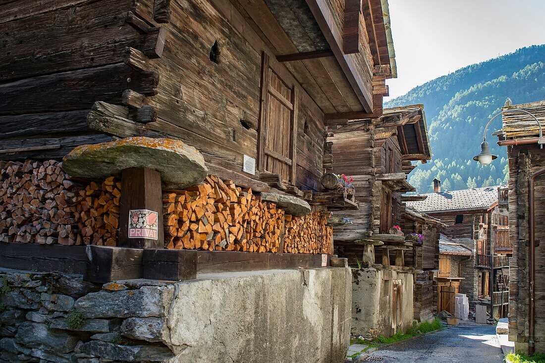 Schweiz, Wallis, Zermatt, im alten Dorf die jahrhundertealten Holzchalets