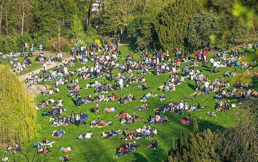 France, Paris, Parc des buttes Chaumont, great affluence of spring