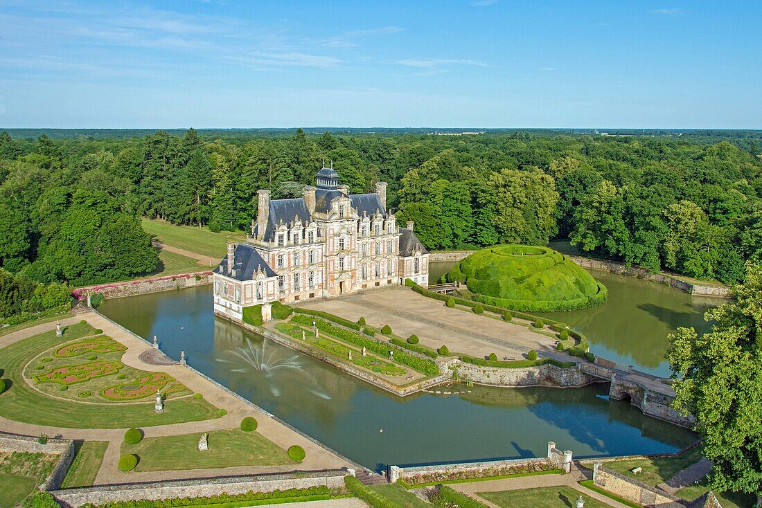 Frankreich, Eure, Chateau de Beaumesnil, Schloss mit typischer Architektur Ludwigs XIII., verwaltet von der Fondation Furstenberg (Luftaufnahme)