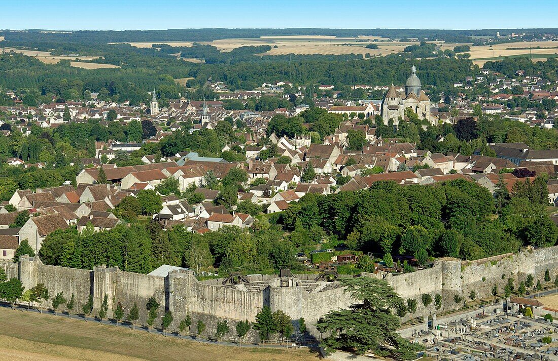 Frankreich, Seine et Marne, Provins, von der UNESCO zum Weltkulturerbe erklärt, die Oberstadt und die Stadtmauern (Luftbild)