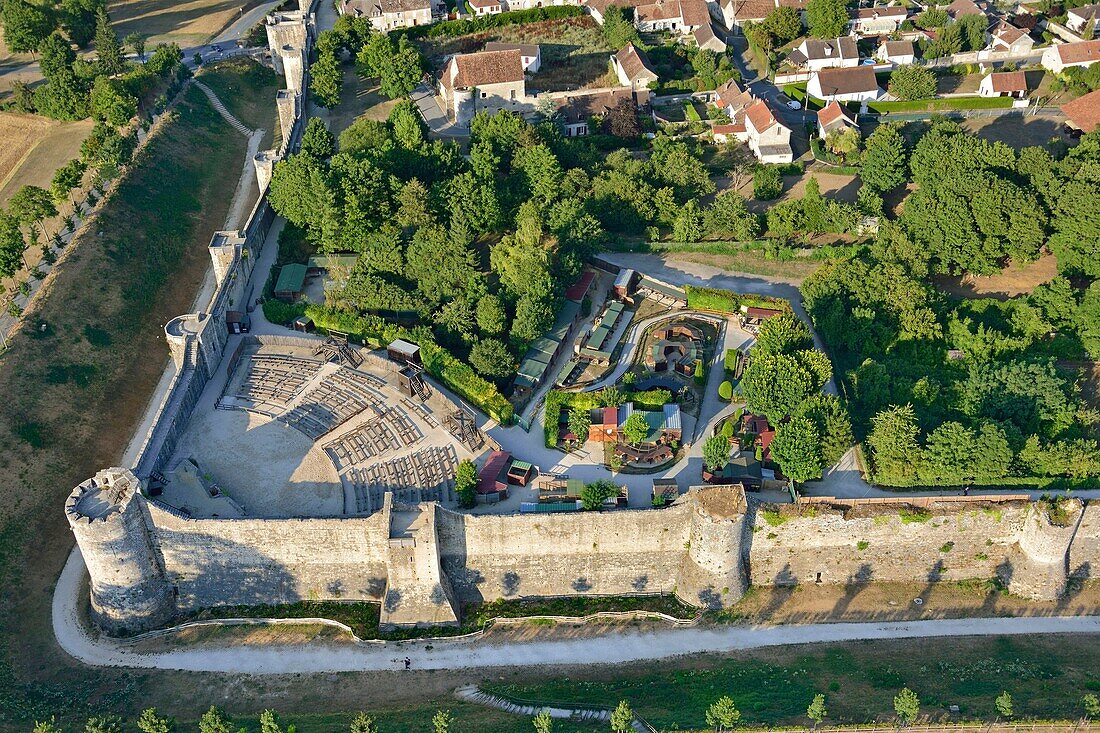 Frankreich, Seine et Marne, Provins, von der UNESCO zum Weltkulturerbe erklärt, die Oberstadt und die Stadtmauern (Luftbild)