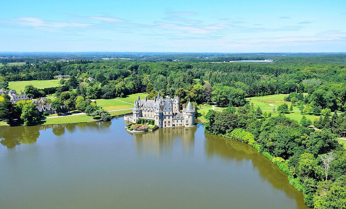 Frankreich, Loire Atlantique, Missillac, Regionaler Naturpark Briere, das Schloss von la Bretesche und sein Golf, Luxushotel der Gruppe Relais et Chateaux (Luftaufnahme)