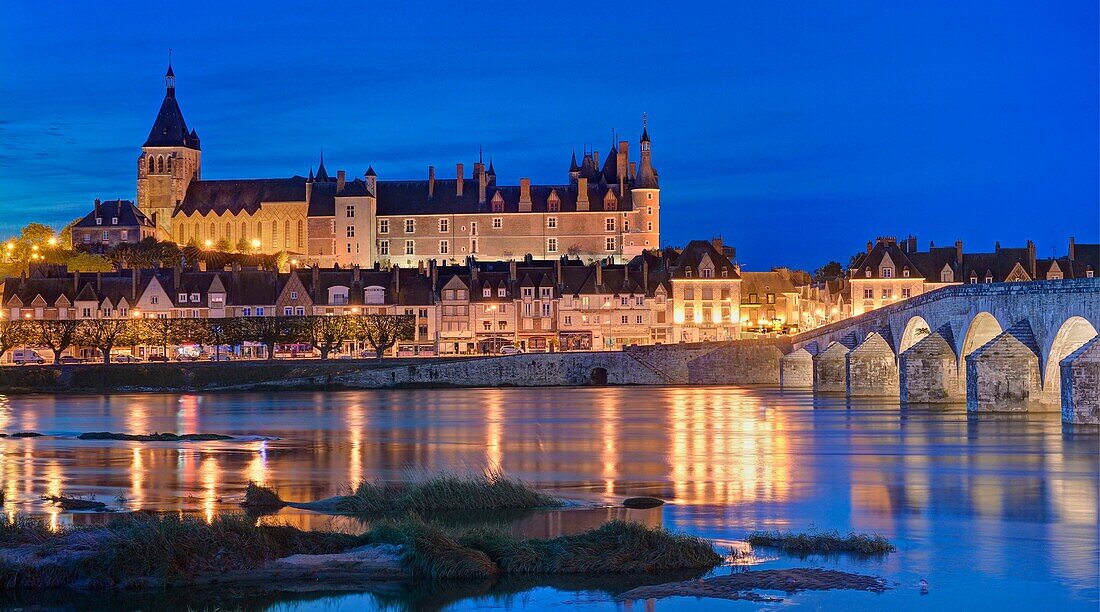 Frankreich, Loiret, Gien, Kirche Sainte Jeanne d'Arc (Jeanne d'Arc), das Schloss und die Ufer der Loire