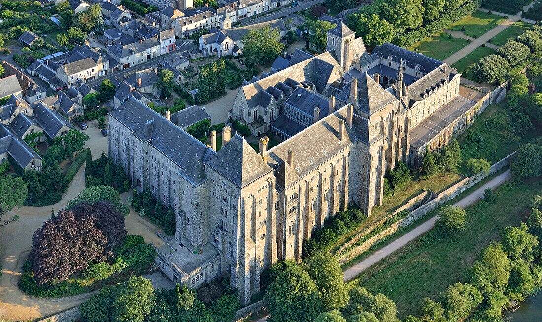 Frankreich, Sarthe, Solesmes, die Kirche und die Abtei Saint Pierre (Luftaufnahme)