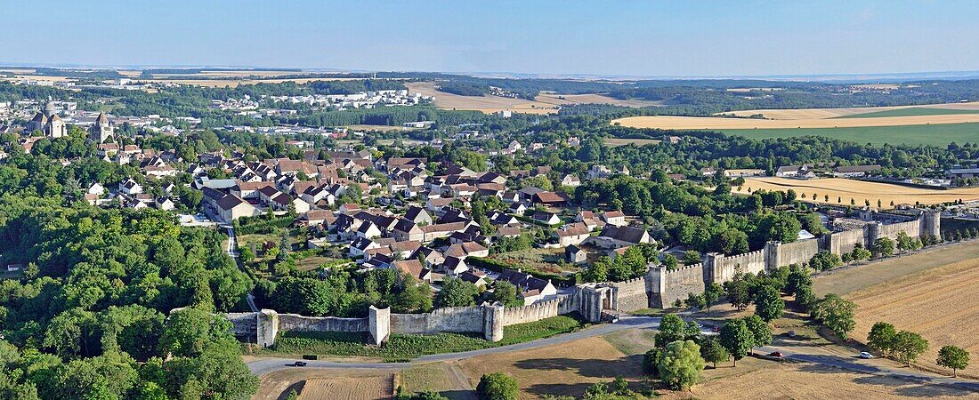 Frankreich, Seine et Marne, Provins, von der UNESCO zum Weltkulturerbe erklärt, die Oberstadt und die Stadtmauern (Luftbild)