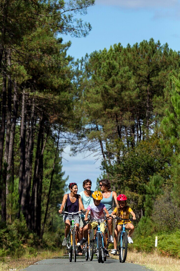 France, Gironde, Val de L'Eyre, Parc Naturel Régional des Landes de Gascogne, cycle tourism